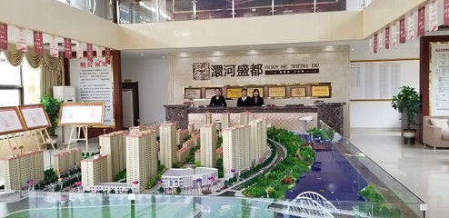 公園里,人在林水間,游園賞景,鳥語(yǔ)花香。